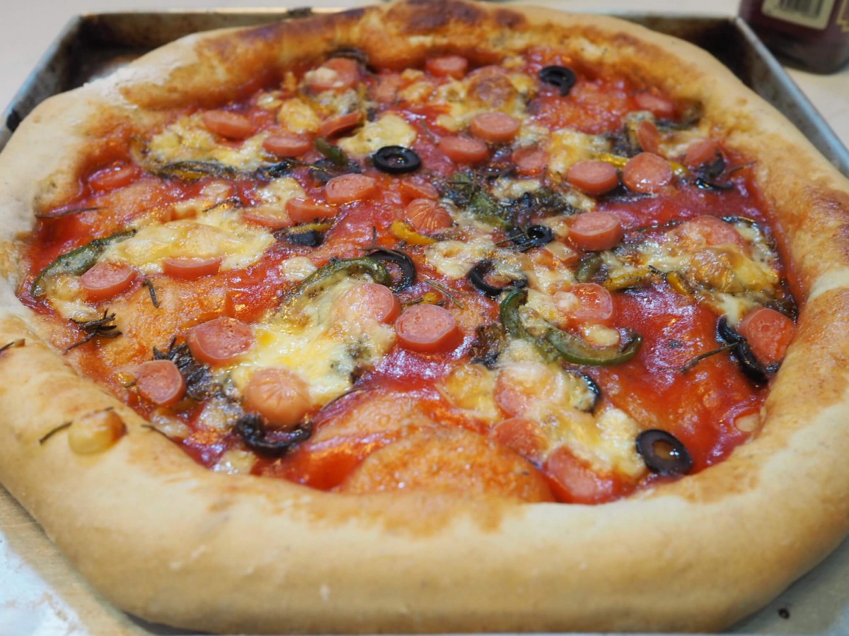 Pizza salah satu menu favorit di Kebun Roti
